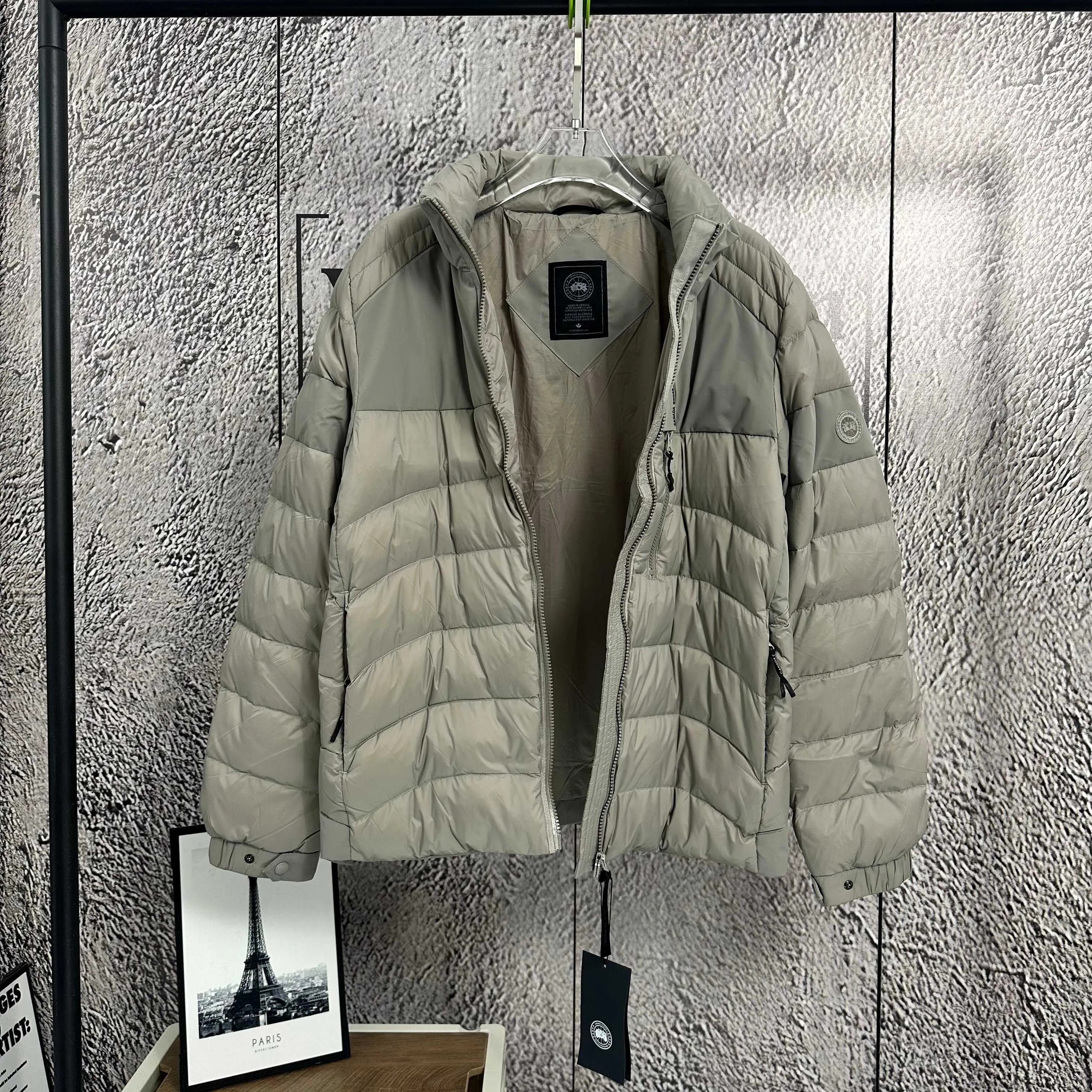 P960 𝙉𝙚𝙬⚜️ CANADA*GOOSE Canada Goose 25-year winter light down jacket, 90 white duck down filling, windproof and wear-resistant, splicing design upper body effect does not appear bloated Color: Apricot Black Size: 48-56